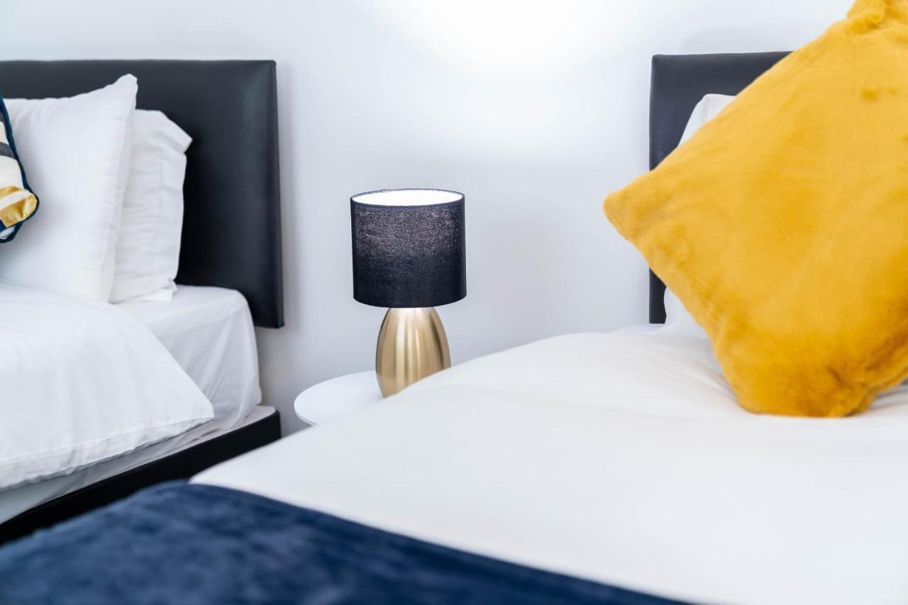 Three Bedroom Apartment- One Choice Stays Serviced Accommodation- Jewellery Quarter برمنغهام المظهر الخارجي الصورة
